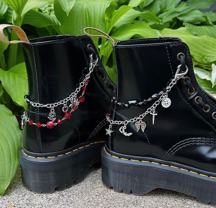 Doc Marten Chain, Dr Martens Accessories, Doc Marten Accessories, Boot Charms Docs, Boot Chains Diy, Halloween Boots, Boot Chains, Boot Jewelry, Diy Crafts Jewelry