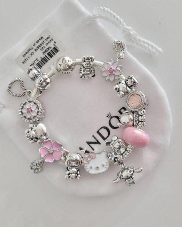 Cutey Christmas Wishlist For Teens, Girly Items, Birthday Gifs, Pandora Bracelet Charms Ideas, Girly Bracelets, Pandora Bracelet Designs, Hello Kitty Gifts, Hello Kitty Jewelry, Hello Kitty Accessories