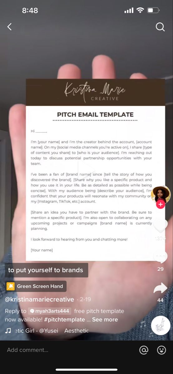 a person holding up a piece of paper that says pitch email template on the screen