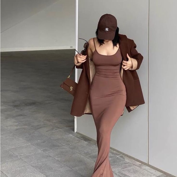 Brown Dresses Outfit, Brown Long Dress, Meal With Friends, Formal Dinner, Large Dress, How To Pose, Brown Dress, Looks Style, Long Dresses