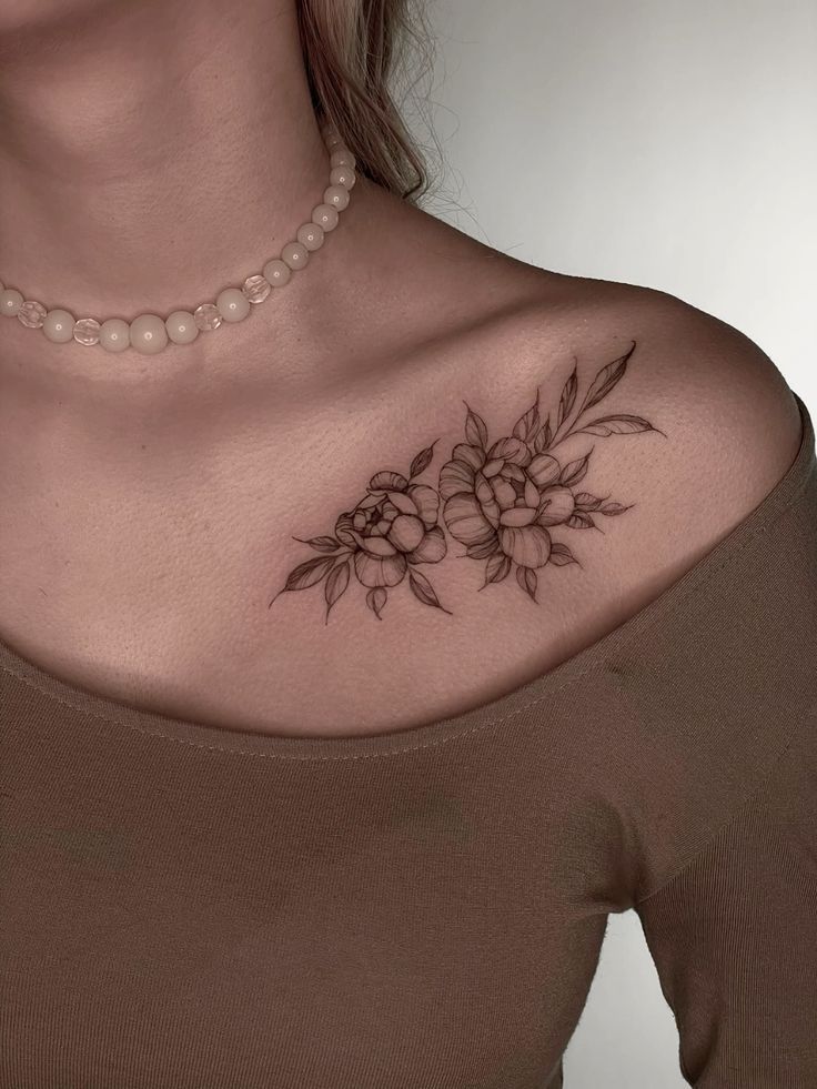 Leaves On Collarbone Tattoo, Peony Tattoo Collar Bone, Chrysanthemum Tattoo Collar Bone, Lower Collar Bone Tattoo, Shoulder Tattoo Peony, Collarbone Tattoo Rose, Symmetrical Clavicle Tattoo, Lily Collar Bone Tattoo, Flower On Collar Bone Tattoo