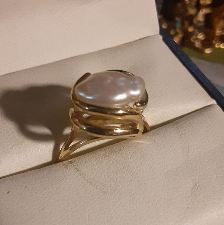 14k Lake Biwa Kyoto Freshwater Baraque Pearl Yellow Gold Ring. 22 Mm Pearl. 1/2 Inch Mounting. Size 7. Like New Condition. Silver Pearl Rings, Pearl Rings Vintage, White Pearl Ring, Silver Pearl Ring, Biwa Pearls, Ring Unique, Yellow Gold Ring, Silver Pearls, Pearl Ring