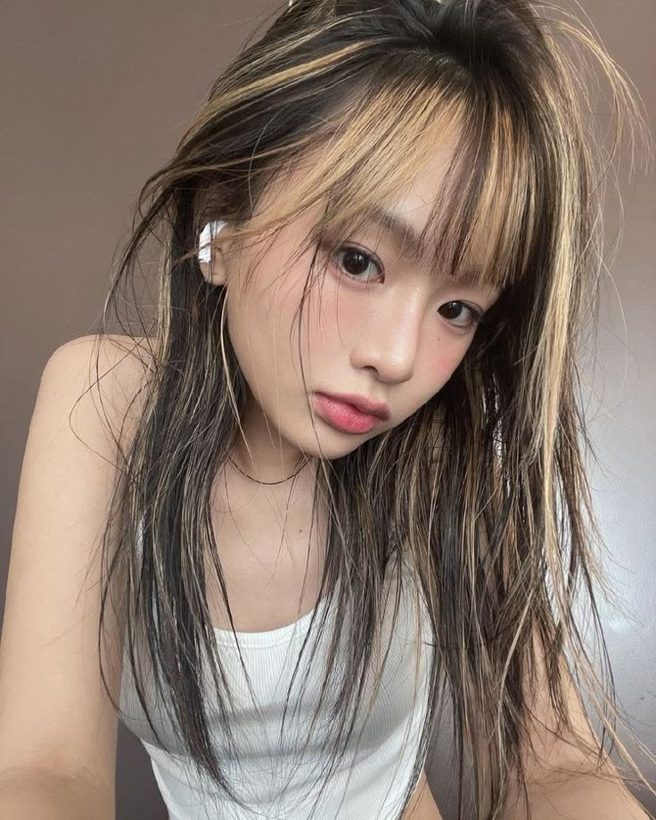 Skunk Hair Wolf Cut, Hairstyle Asian, Hair Wolf Cut, Hidden Hair Color, Ulzzang Hair, Skunk Hair, Hair Color Streaks, Hair Arrange, Pretty Hair Color