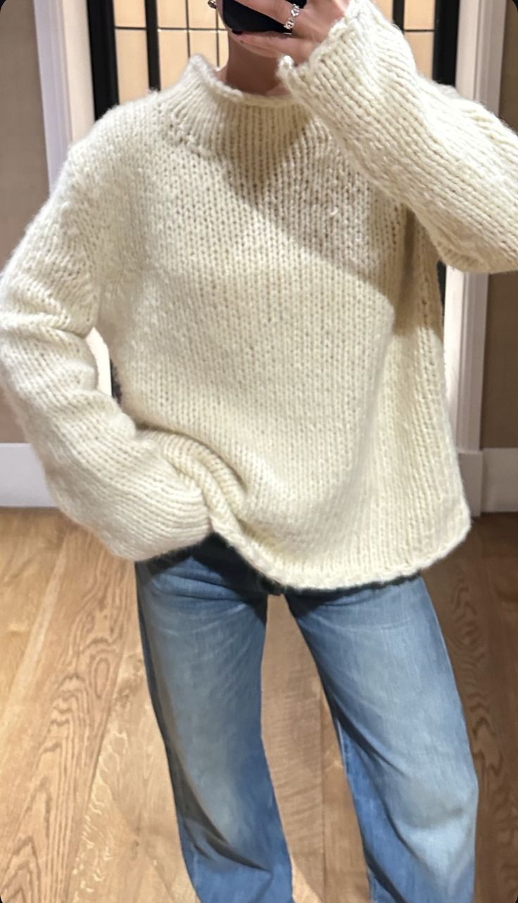 Xl Sweatshirt Outfit, Cream Quarter Zip Outfit, Cozy Cute Winter Outfits, Cute Winter Dinner Outfits, Cute Outfits With Sweaters, Winter Sweatshirt Outfit, Cream Sweater Outfits, Fall Outfits Inspiration, Neutrals Outfit