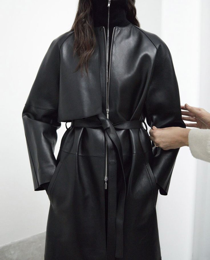 The Style Press - The new coat @toteme Minimalist Mindset, Vinyl Fashion, Leather Trend, 90s Runway Fashion, Leather Outerwear, Leather Trench, Wardrobe Edit, Leather Trench Coat, Outerwear Outfit