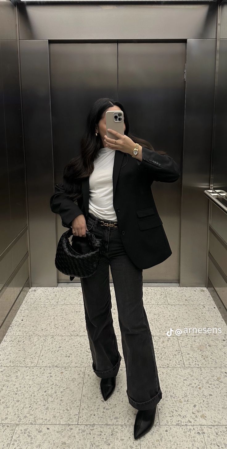 All Black Outfit Blazer, Black Jeans Chic Outfit, Black Jeans Outfit Chic, Jeans Noir Outfit, Ootd Jean Noir, Blazer Noir Outfit, Jeans And Trainers Outfit, Outfit Going Out, Cold Office Outfit