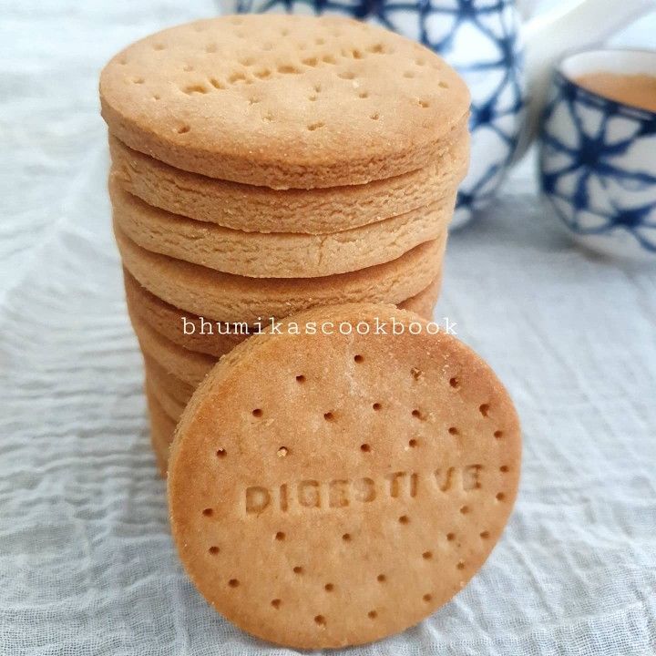 several cookies are stacked on top of each other