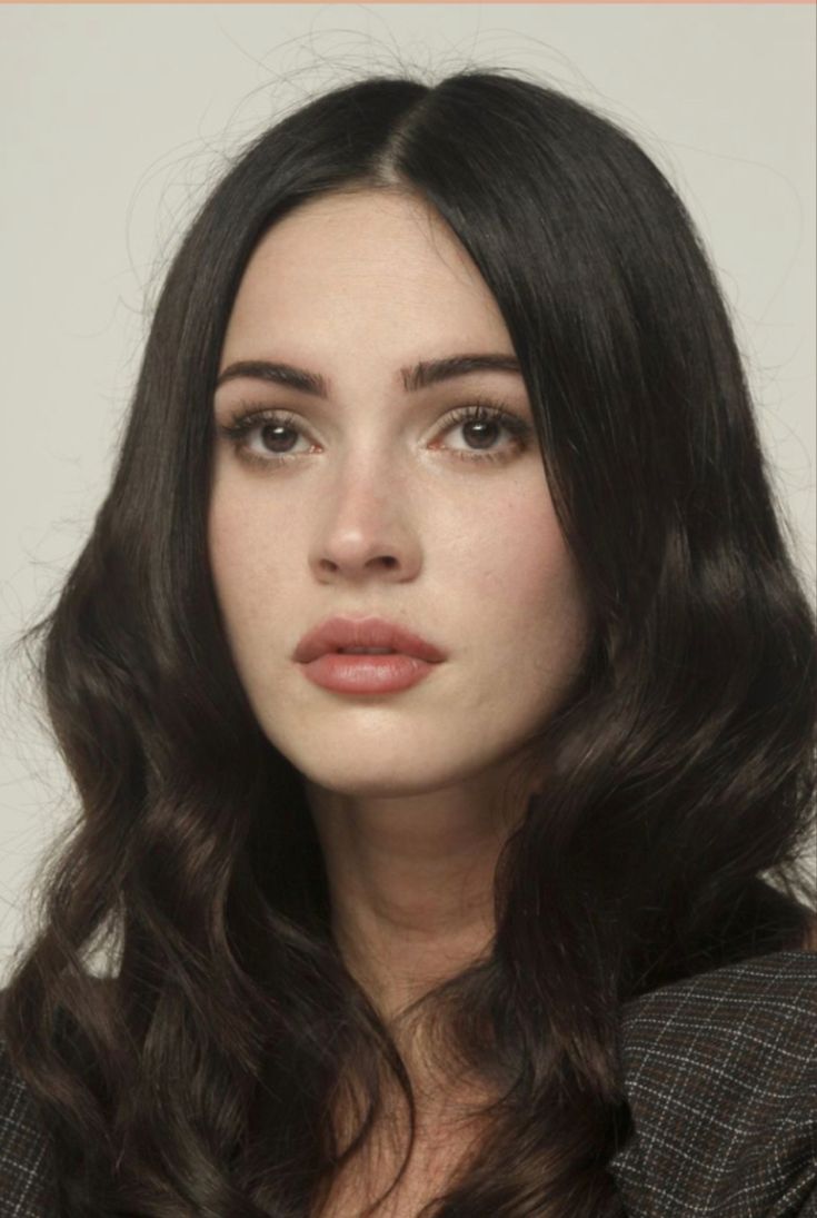 Dark Brown Hair Pale Skin, Brown Hair Pale Skin, Megan Fox Face, Dark Hair Pale Skin, Megan Fox Makeup, ليلي كولينز, Dark Hair Blue Eyes, Brown Eyes Aesthetic, Megan Fox Pictures