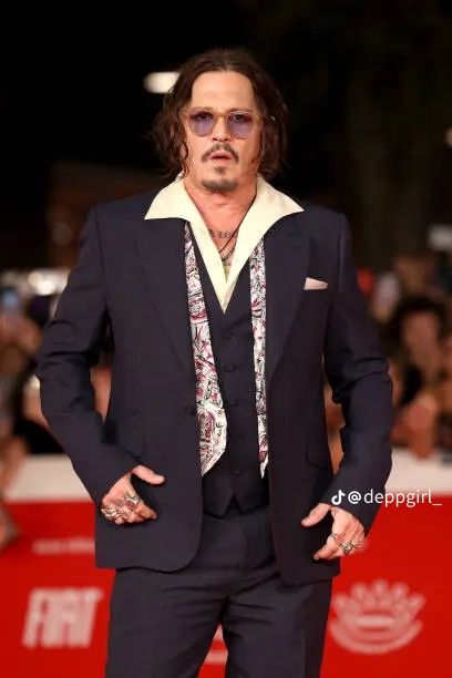 johnny depport is standing on the red carpet