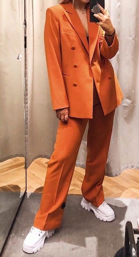 the shiny orange suit. Orange Blazer Outfits, Pantalon Orange, Formal Pant Suits, Blazer Fits, Orange Suit, 일본 패션, Orange Blazer, Blazer Outfits For Women, Orange Pants