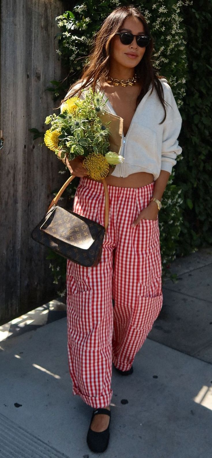 Women’s Street Style 2024, Portuguese Fashion Street Styles, 2024 Summer Street Style, Street Style 2024 Summer, Feminine Streetwear, Casual Outfit Spring, Errands Outfit, Ss 2024, Gingham Pants