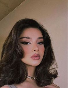 Prom Makeup Cat Eye, Short Hair Color Ideas For Pale Skin, Makeup For Dark Brown Eyes Brunettes, Makeup Looks Vintage, Old Hollywood Prom Makeup, Birthday Makeup Glam Smokey Eye, Polished Makeup Look, Seductive Makeup Looks For Blue Eyes, Majestic Makeup Looks