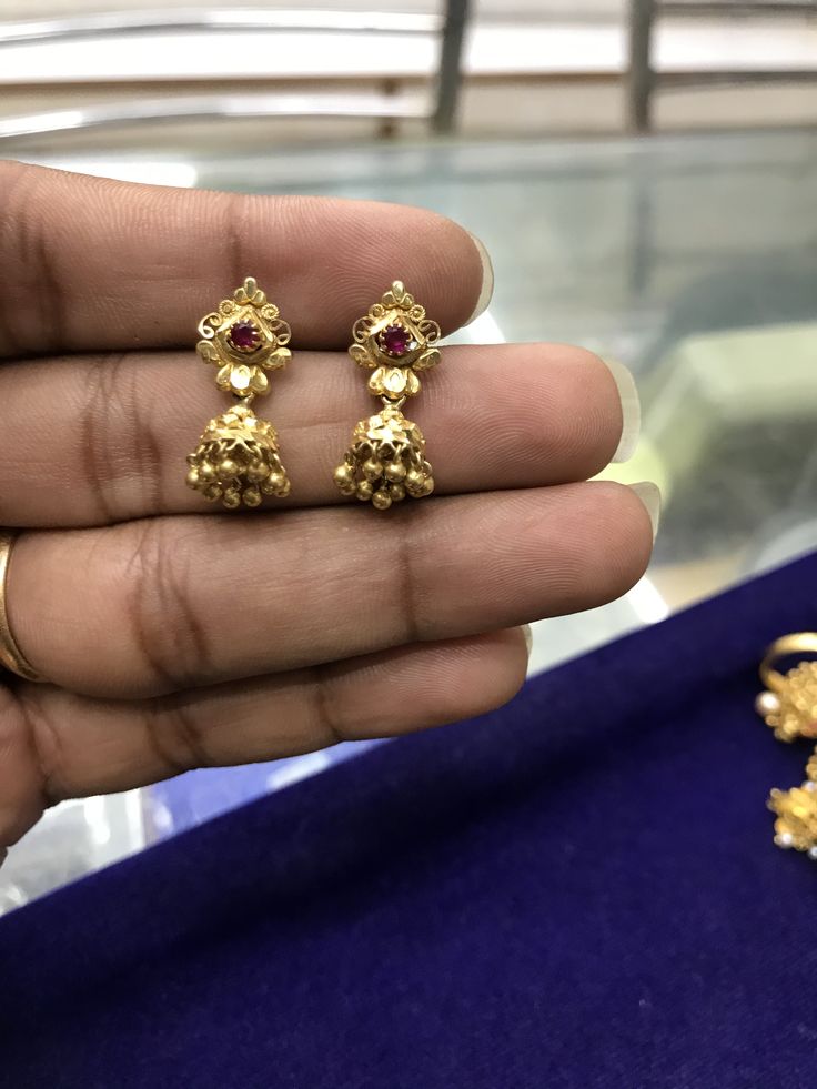 Small Jumki Gold, Small Gold Jumkhas, Small Buttas Ear Rings Gold, Small Jumki Designs, Ring Type Earrings Gold, Small Jumkas For Daily Use, Small Jhumkas Gold, Small Jhumki Earrings Gold, Small Buttalu Earrings Gold