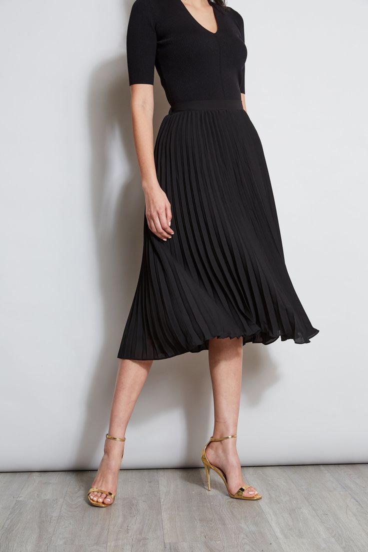 We love our chic pleated Midi skirt that 's designed with an elastic waist that gives it an easy sensibility. Our effortless Pleated Midi Skirt practically floats with movement, perfect for dressing up or down. T-Tahari Pleated Midi Skirt with an elastic waistband Runs True to Size Model is 5'9" and wearing size S Dry Clean Only Imported Style #: THF41045 Pleated Work Skirt, Capsule Wardrobe Casual, Work Skirt, Emerald Dresses, Formal Tops, Red Velvet Dress, Navy Skirt, Work Skirts, Event Outfit