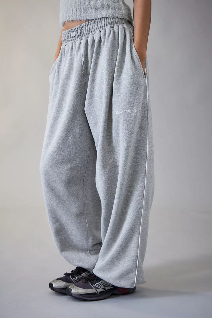 iets frans... Grey Harri Baggy Joggers, fashion inspo, fall outfits, fall trends, cargo pants, outfits, outfit inspo, fall aesthetic, back to school, first day of school, school outfits, college outfits, fall outfits women, comfy clothes, at home clothes, aesthetic, sweats Urban Outfitters Sweatpants, Outfit Jogging, Joggers Outfit Women, Jogging Nike, Jogger Outfit, Baggy Joggers, Jogging Outfit, Baggy Sweatpants, Sweatpants Outfit