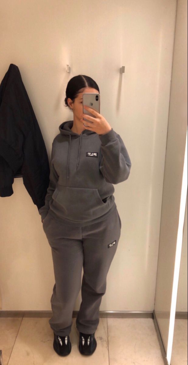 Outfit Jogging, Jogging Outfit, Tracksuit Outfit, Zara Drip, Smart Dressing, Mode Zara, Warm Tights, Best Winter Outfits, Chunky Sweaters