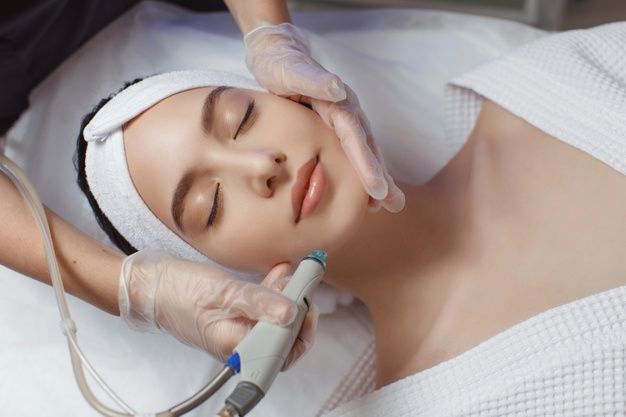 Vampire Facial, Skin Needling, Hydra Facial, Beauty Therapist, Led Light Therapy, Bright Skin, Skin Care Treatments, Beauty Spa, Skin Rejuvenation