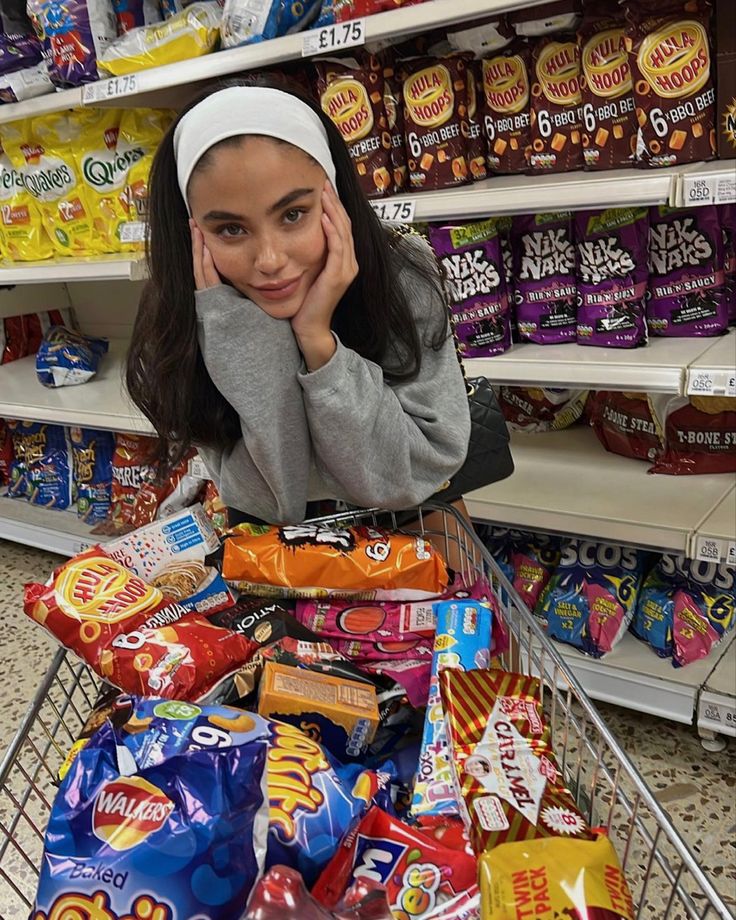 mood picture, mood, grocery store,grocery cart, white headband look, instagram picture inspoద Hinge Photo Ideas, Grocery Pictures, Shopping With Girlfriend, Dating Profile Picture Ideas, Jasmine Santos, Christina Nadin, Shopping Pictures, Cute Friend Pictures, Instagram Photo Inspiration