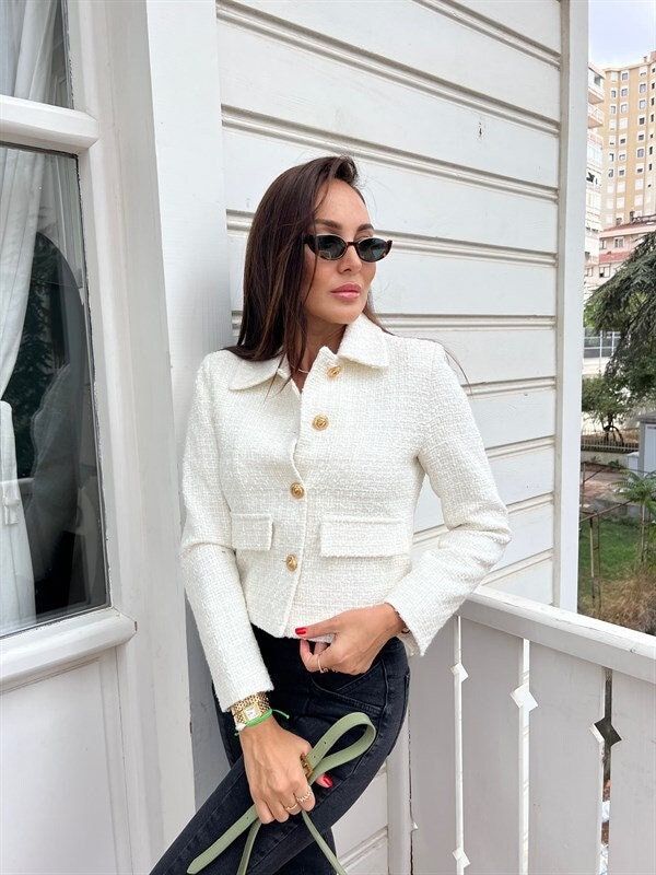 White Tweed Blazer Jacket STYLE DETAILING * Cropped * Tweed fabric SIZING Model measurements: Height: 168 cm Weight: 50 kg Hıp: 94 cm Chest: 86 cm Waist: 68 cm Model wears S size. Product Length: 53 cm Arm Length: 58 cm  Width:  for S size 44 cm for M size: 46 cm for L size 48 cm NOTE: Product is a normal fit. You can prefer your normal size. If you normally wear between S-M / M-L sizes or prefer a more oversized look, you can choose 1 size larger. * For wholesale enquires please get in contact. ** Please don't hesitate to contact us for your any questions. You're always welcomed ♥️  ** Don't miss the 20% discount special for the opening our store !! ✨  For other color options please visit our Etsy page. Beige Tweed Jacket Women, White Tweed Blazer Women, Tweed Short Coat Jacket,Wool Blaze Cropped Tweed Blazer, Tweed Jacket Women, White Tweed Jacket, White Oxford Shirt, Tweed Blazer Women, Womens Tweed Jacket, Summer Pants Women, Elegant Blazers, Tweed Shorts