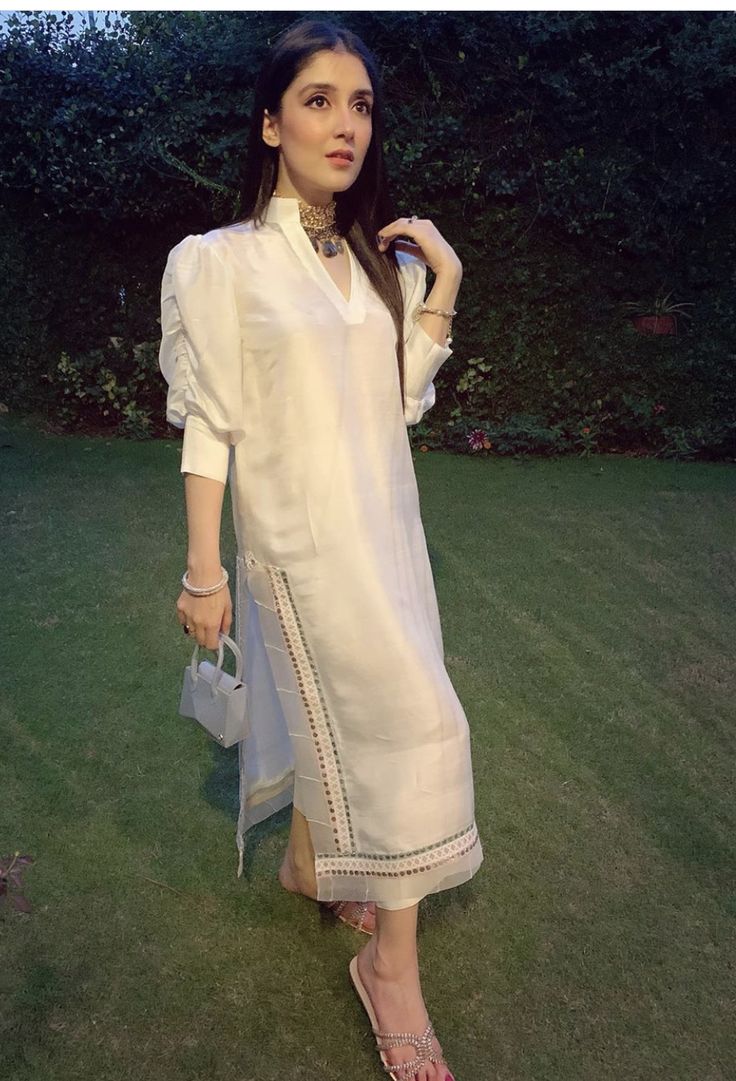 White Dress Design, White Kameez, Bow Sleeves, Organza Suits, Pakistani Dresses Casual, Beautiful Pakistani Dresses, Salwar Kamiz, Kurti Designs Party Wear, Sleeves Designs For Dresses