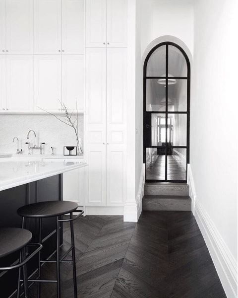 Black chevron looks great in a white kitchen Monochrome Living, Pintu Interior, Hardwood Floors Dark, Interior Minimalista, Contemporary Kitchen Design, Style At Home, Contemporary Kitchen, House Inspo, Home Fashion