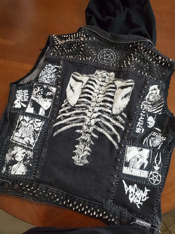 Back Patches For Jackets Punk, Punk Custom Jacket, Trad Goth Battle Jacket, Back Of Battle Jacket, Battle Jacket Back Panel, Horror Battle Jacket, Diy Spikes Clothes, Crust Punk Leather Jacket, Battle Jacket Embroidery