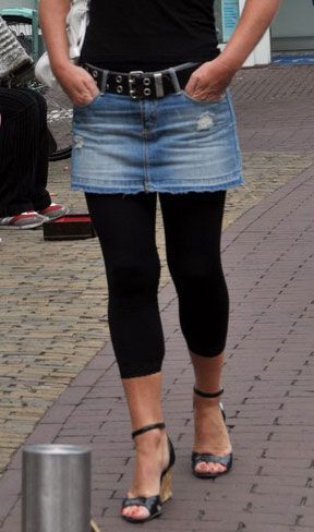 Denim miniskirts with cropped leggings- Cosmopolitan.com 2008 Style, Skirt Over Jeans, 2000s Skirt, 2008 Fashion, 2007 Fashion, 00s Mode, High Waist Sports Leggings, Denim Skirt Outfits, Rock Outfit