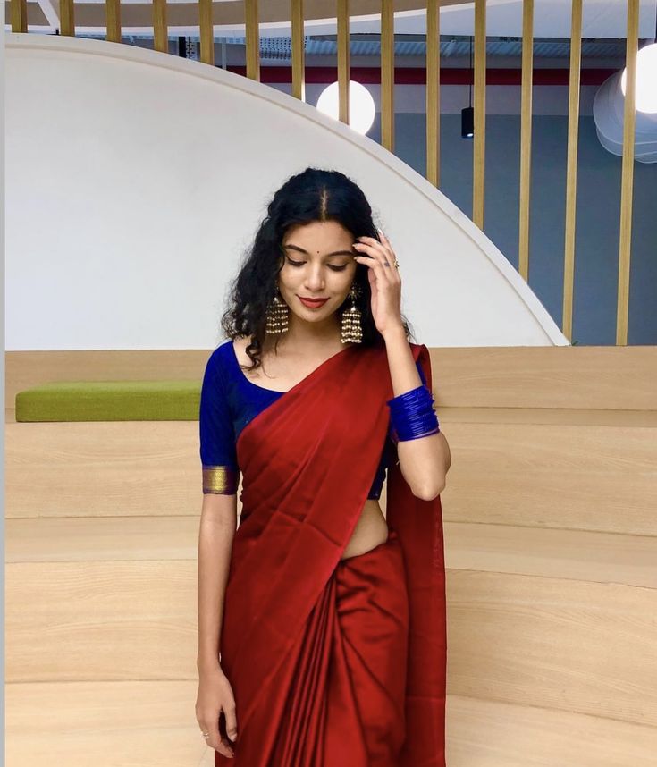 Silk Saree Poses Photoshoot Ideas, Plain Red Saree Look Modern, Saree Ideas For Freshers, Cotton Saree Poses, Red Embroidery Saree, Blouse Design For Plain Saree, Plain Sarees With Designer Blouse, Casual Sarees Classy, Plain Saree Blouse Designs