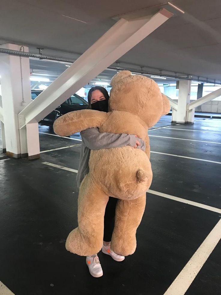 teddy bear hug aesthetic parking garage Big Tady Bear, Big Bear Plush, Big Teddy Bear In Bedroom, Huge Stuffed Animals, Big Stuffed Bear, Teddy Bear Bedroom, Massive Teddy Bear, Life Size Teddy Bear, Hugging Teddy Bear