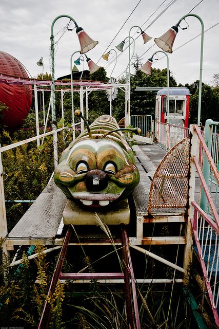 an amusement park ride with a large face on it