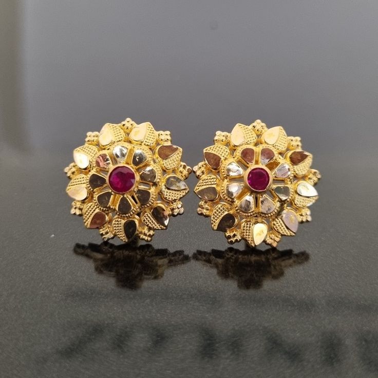 Emerald Stone Rings, Ear Tops, Gold Earrings Indian, Gold Tops, Gold Jewelry Outfits, Gold Jewellry, New Gold Jewellery Designs, Gold Earrings Models, Gold Bangle Set