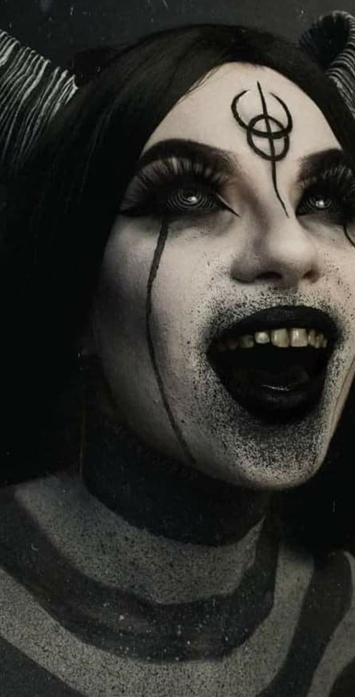 Creepy Cosplay Ideas, Black Demon Costume, Haunted House Makeup, Makeup Witch, Maquillage Halloween Simple, Demon Makeup, Halloween Makeup Witch, Devil Makeup, Halloweenský Makeup