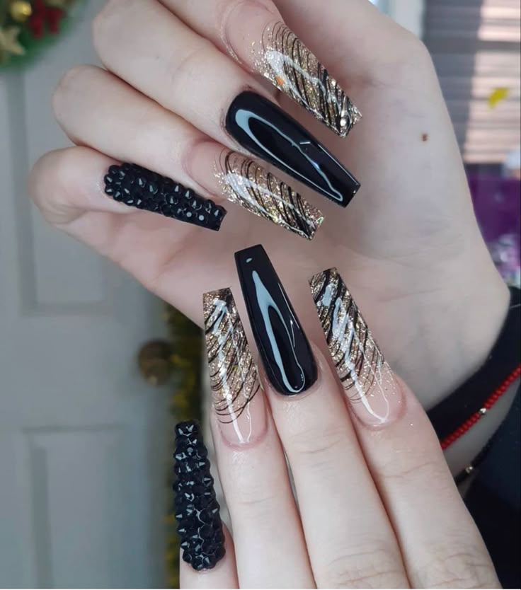 Black Gold Coffin Acrylic Nails, Ysl Nails, Pointy Nail Designs, Beach Nails Art, Holiday Nails Diy, January Ideas, Black Gold Nails, Black Nails With Glitter, Gold Acrylic Nails