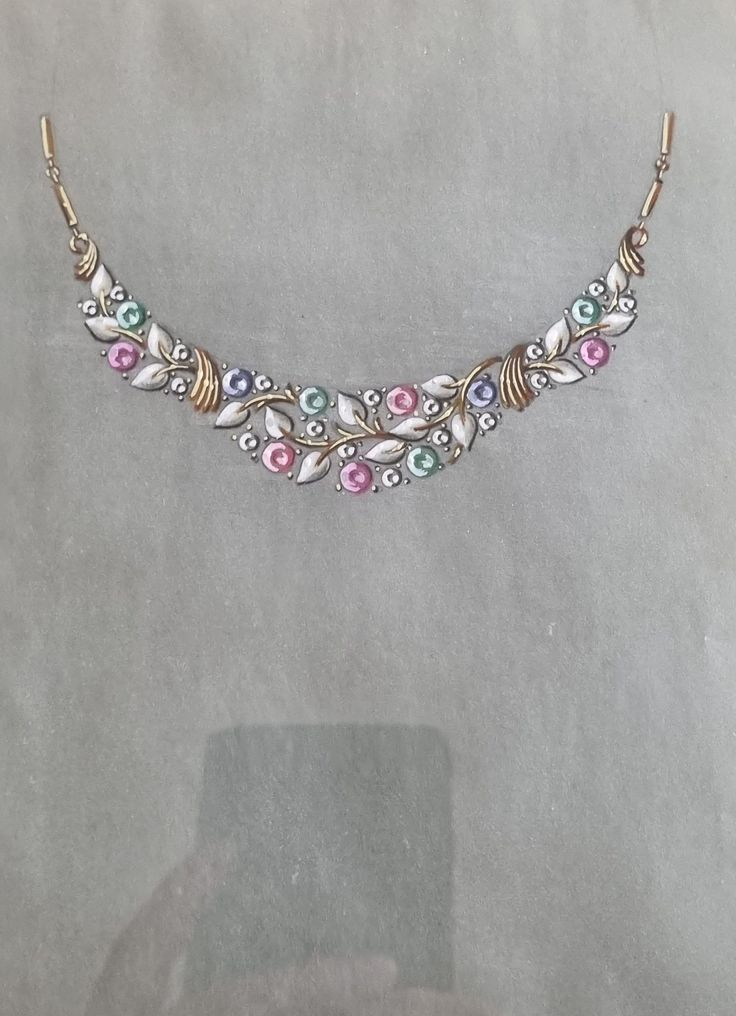 This original gouache, created in the 1930s by a New York jeweler, is a rare and unique illustration designed as a prototype for an exceptional jewelry piece. The artwork depicts a floral necklace with finely detailed motifs, featuring golden leaves and pastel-colored gemstones (pink, green, blue), reflecting the refined style of Art Deco. This prototype highlights a high level of artisanal craftsmanship, showcasing the harmonious combination of floral elements and precious stones. The gouache i Floral Necklace, New Yorker, Gemstone Colors, Vintage Charms, Gold Frame, Patina, Precious Stones, Fashion Art, Jewelry Pieces