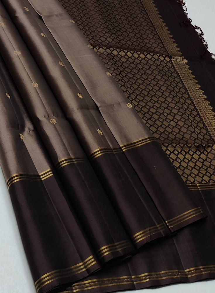 Saree Without Border, Black Silk Saree, Saree Color Combinations, Latest Silk Sarees, Kanjivaram Sarees Silk, Sarees For Girls, Simple Saree Designs, New Saree Designs, Wedding Saree Blouse