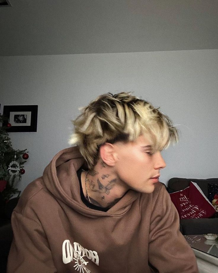 Mens Bleached Hairstyles, Black Roots Blonde Hair Men, Mullet With Highlights Men, Blonde Hair With Dark Roots Short, Mens Bleached Hair Dark Roots, Hair Color Ideas For Men Highlights, Dyed Hair Inspiration Men, Black Hair With Blonde Highlights Men, Blonde And Black Hair Men