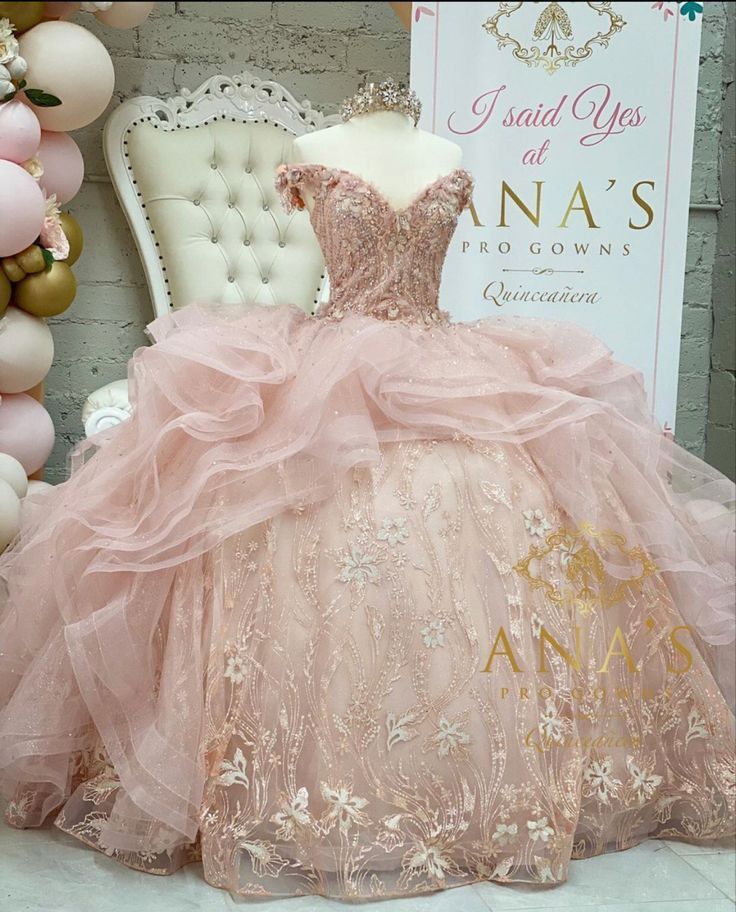 Pink And Gold Quinceanera Dress, Pink Quince Theme, Light Pink Quinceanera Dresses, Quince Dresses Purple, Quinceanera Pink, Pink Sweet 16, Quinceanera Themes Dresses, Sweet Sixteen Dresses, Pink Quince