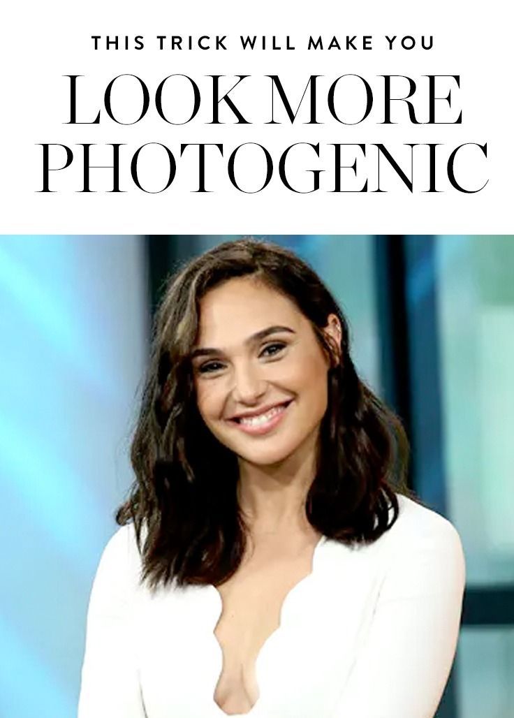 a woman smiling and posing for a photo with the caption'this trick will make you look more photographic '