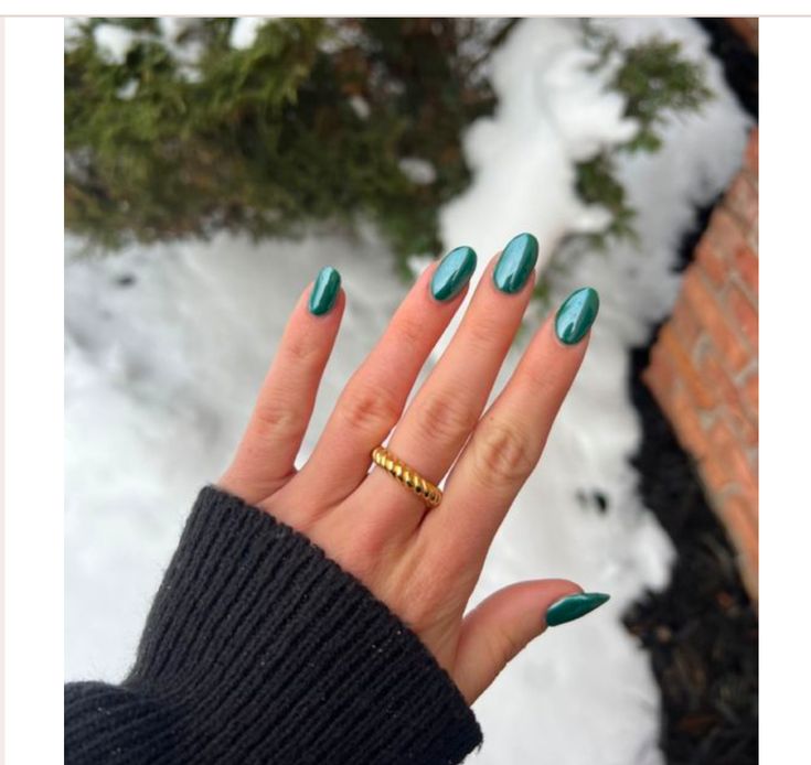 Dip Nails Winter 2023, Gem Color Nails, Jade Green Nails Acrylic Design, Green Crome Nails Almond, Green Pearl Chrome Nails, Emerald Green With Chrome Nails, Safe Green Chrome Nails, Green Christmas Acrylics, Emerald Nails Chrome