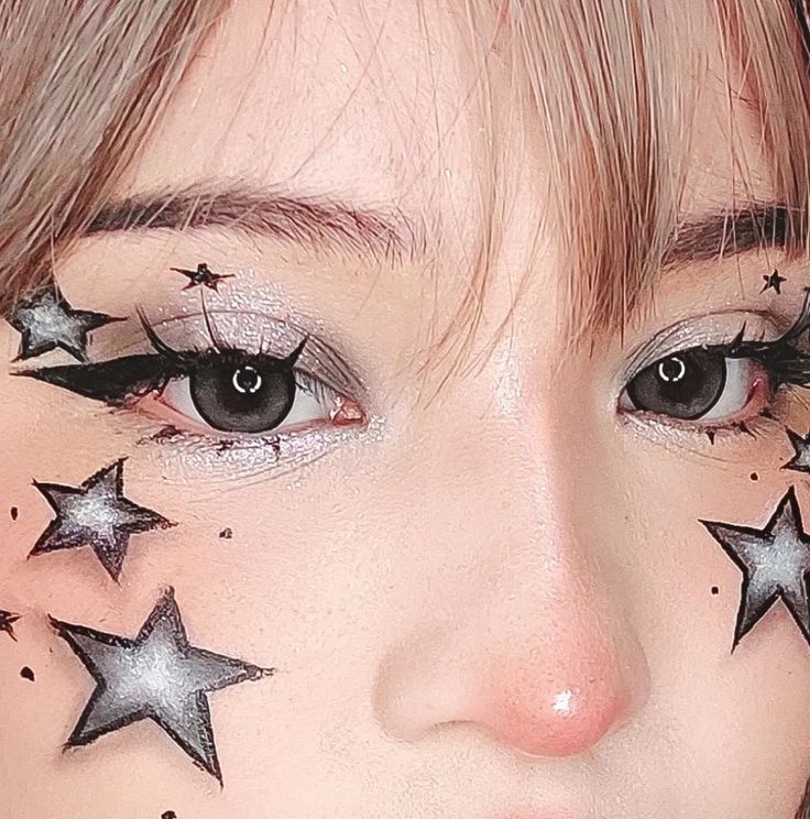 Black And Silver Star Makeup, Halloween Themed Makeup Looks, Silver Star Makeup, Star Makeup Ideas, Star Eyebrows, Star Face Paint, Star Makeup Look, Star Fire Cosplay, Halloween Eyeliner