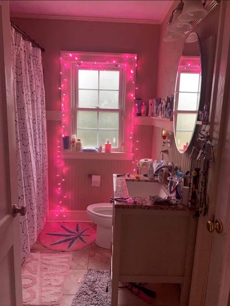 Bathroom Neon Aesthetic, Trap House Room Aesthetic, Chill Bathroom Aesthetic, Chill Bathroom Ideas, Bathroom Decor Ideas Y2k, Y2k Bathroom Ideas, 2000s Bathroom Aesthetic, Y2k Bathroom Aesthetic, Bathroom Aesthetic Apartment