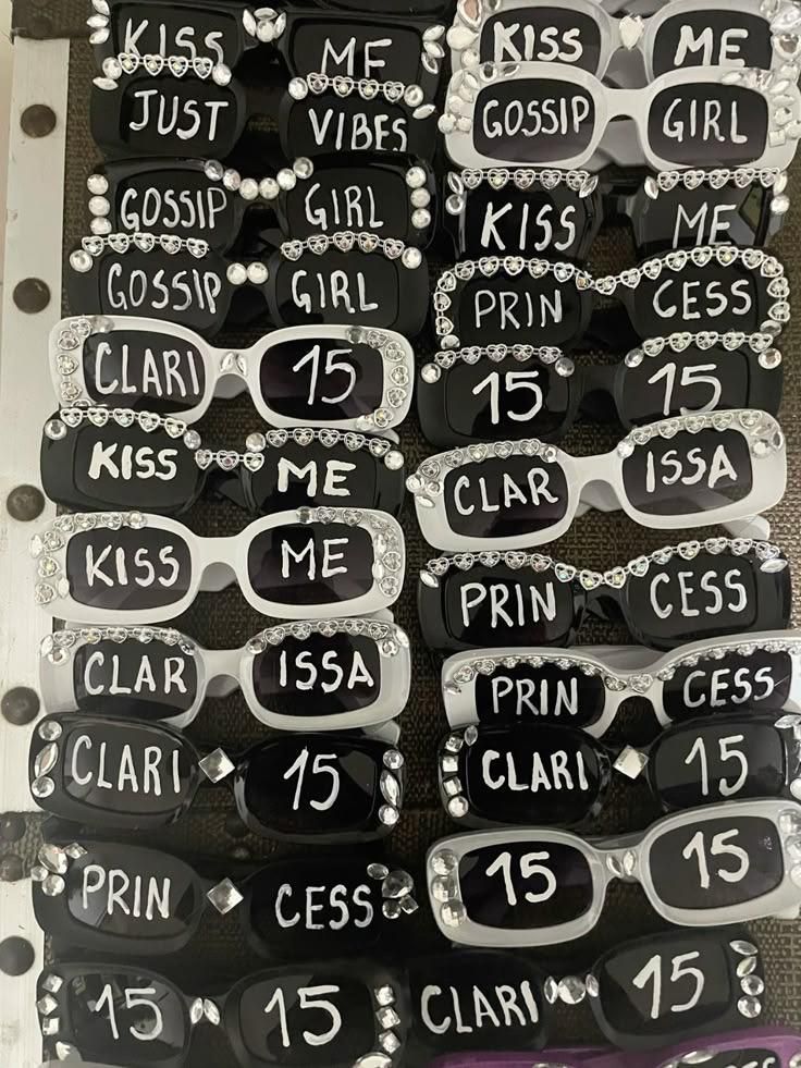 Black Theme Graduation Party, Sixteenth Birthday Outfit Ideas, Baddie Themed Party, Cool Sweet 16 Party Ideas, Black Xv Theme, Birthday Party Ideas For Turning 13, Writing On Glasses Party, Black Out Birthday Theme, Party Glasses With Writing