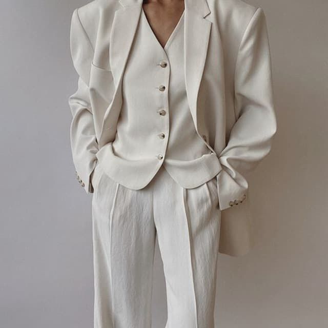 White Wedding Costume Woman, Vintage Suit For Women, Suit Inspo Women, Women Suit Aesthetic, Woman In Suit Aesthetic, White Suit Aesthetic, Suit Women Aesthetic, Classic Suit For Women, Nonbinary Aesthetic