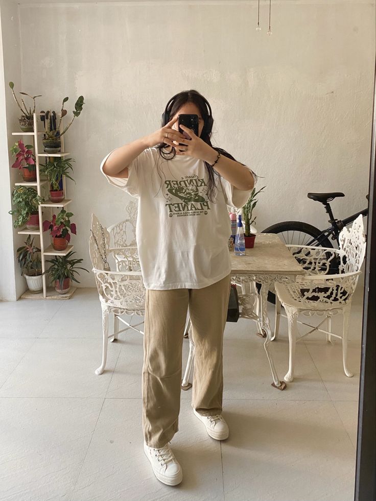 Khaki Pants And White Shirt Outfit, White Pants Graphic Tee Outfit, Khaki Oversized Shirt Outfit, Beige Oversized T Shirt Outfit, Cargo Pants And White Shirt Outfit, Beige Graphic Tee Outfit, How To Style Kakhi Pants, Cream Graphic Tee Outfit, Big White Tshirt Outfits