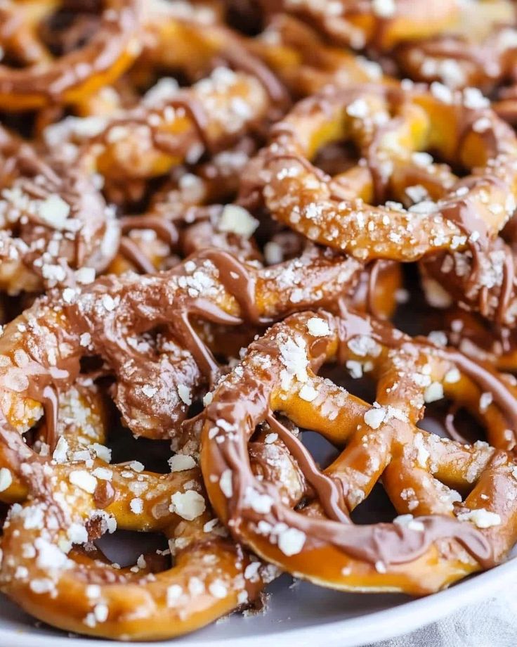 Butter Toffee Pretzels Easy Butter Toffee Pretzels, Pecan Toffee Crackers, Pretzel Snacks For Christmas, Toffee Butter Pretzels, Buttered Toffee Pretzels, Salty Snack For Party, Sweet Trash Recipe, Gift Desserts Ideas, Heath Toffee Pretzels