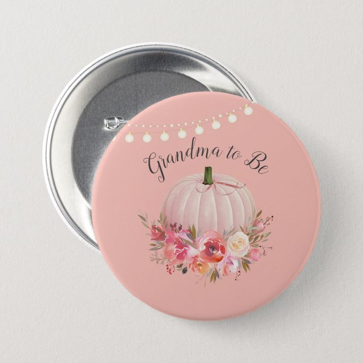 a pink button with the words grandma to be written on it and flowers in front