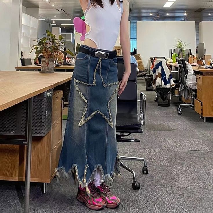 Korean Fashion Kawaii, Long Skirt Aesthetic, Denim Skirt Knee Length, Mood Board Spring, Y2k Denim Skirt, Fine Outfits, Flared Denim Skirt, Pop Up Ideas, Denim Skirts Knee Length