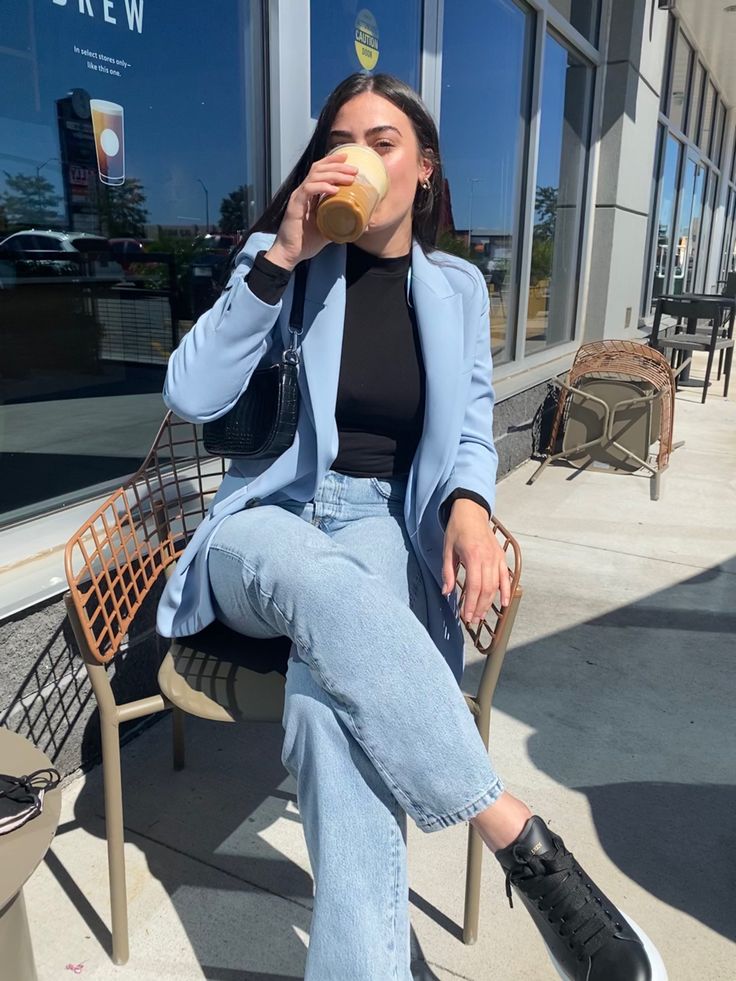 Outfit Blazer Bleu, Light Blue Blazer Outfits For Women Work, Light Blue Suit Women Outfit, Blazer Celeste Outfits Mujer, Baby Blue Blazer Outfit, Light Blue Blazer Outfits For Women, Zara Blazer Outfit, Outfit Celeste, Light Blue Blazer Outfit