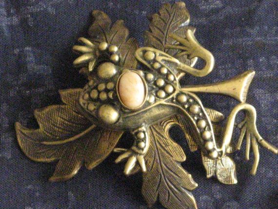 Frog on Leaf Brooch. Pewter Metal, Spring Holidays, Gold Wash, Oldies But Goodies, Frog And Toad, Themed Jewelry, Functional Art, Reptiles, Metal Art