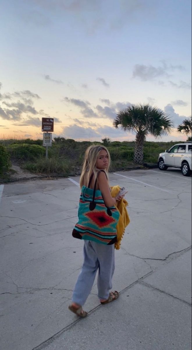 Surfy Outfits, Beach Bum Aesthetic Outfit, Surfer Outfits, Surfer Style Outfits, Surf Essentials, Surfer Fashion, Granola Outfits, Surf Girl Style, Granola Aesthetic